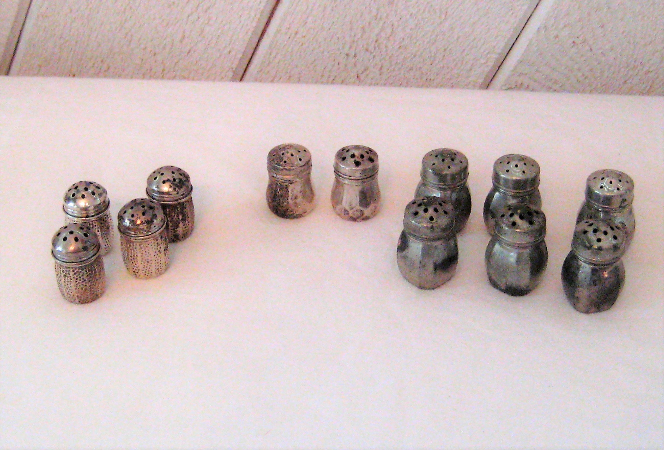 アンティークのミニチュア塩コショウ入れ、スターリングシルバーグレー