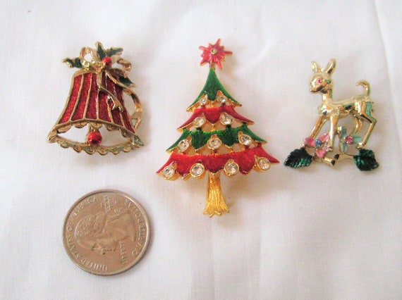 Collection of three Christmas brooches, enamel re… - image 5