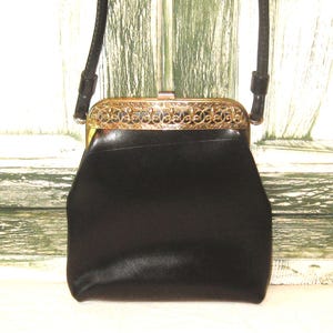 Vintage schwarze Umhängetasche, Umschlag Handtasche, verzierte Fleur de Lis Metallverzierungen, MCM Mid Century, kleine formelle Geldbörse, veganes Leder Vinyl