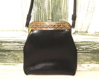 Bolsa de ombro preta vintage, bolsa envelope, acabamento em metal com flor de lis ornamentado, MCM meados do século, pequena bolsa formal, vinil de couro vegano