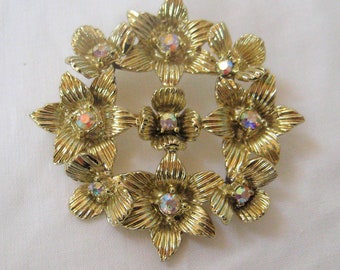 Broche couronne florale en laiton doré, broche grand cercle rond, strass aurore boréale, épinglette formelle, milieu du siècle, années 50 60