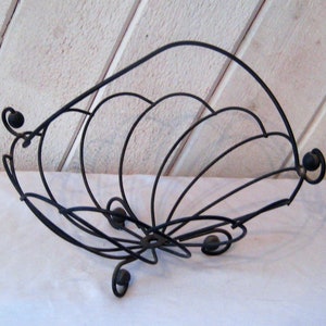 Vintage wire metal basket with decorative handle, ornate swirl design, black kitchen fruit basket, metal work, rustic iron basket, farmhouse