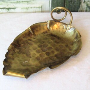 Bandeja de hojas de latón grande vintage, bandeja de metal martillado, mango Q rizado adornado, 60s 70s, decoración de otoño, decoración de latón vintage, boho