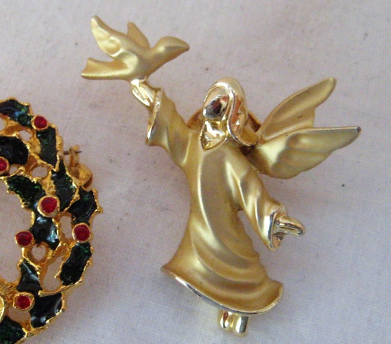 Pair of Christmas brooches, gold tone wreath with… - image 3