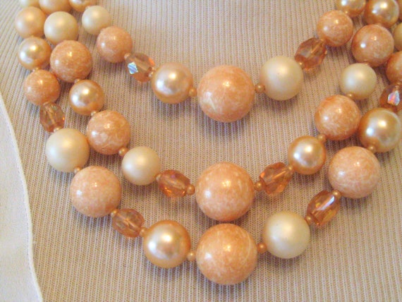 1950s Three-Strand Beige and Yellow Pearlised and Plastic Necklace