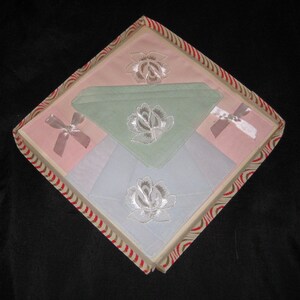 Antique boxed set of women&#39;s handkerchiefs, white applique flower, NOS 3 pastel ladies hankies, light blue mint green pink, mid century 50s