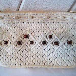 Cartera de mano de macramé de color marfil con cuentas de madera marrón, cartera formal vintage de color crema, color blanco roto, hecha en la República Popular China, estilo bohemio, hippie y boho
