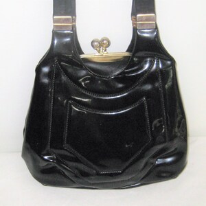 Bolso vintage de charol negro, bolso de hombro, bolso de cuero negro con compartimento superior, mediados de siglo, década de 1950, hecho en EE.UU.