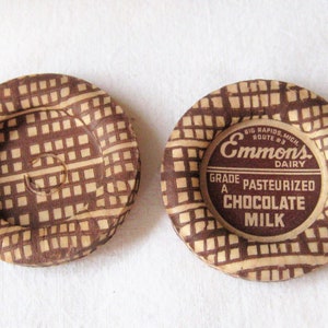 Tapas de botellas de leche de papel antiguas, Emmons Dairy, Big Rapids, Michigan, fabricadas en EE. UU., color marrón beige, leche con chocolate, mediados de los años 40 y 50.