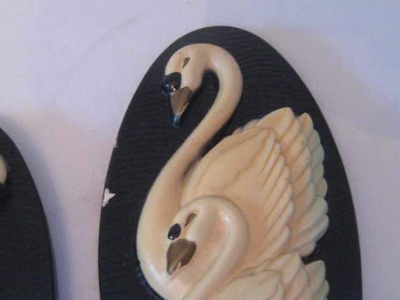 白鳥の飾り板 2 枚、陶器の石膏の飾り板、バスルームの装飾、チョーク