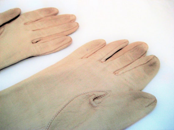 Leather oatmeal driving gloves, ivory beige glove… - image 4