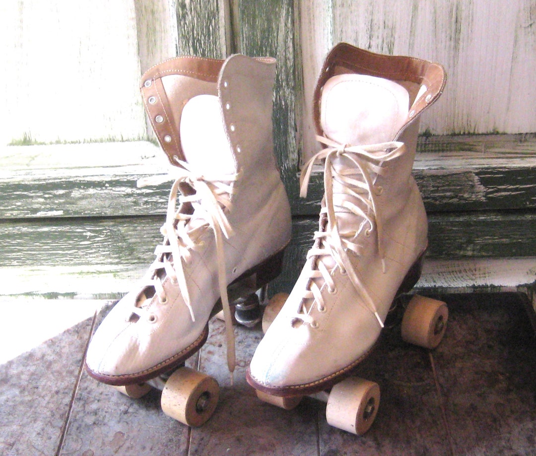Antike Rollschuhe aus weißem Leder, Räder mit Holzsohlen, Mitte