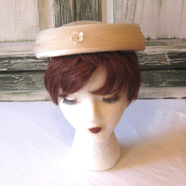 Vintage ivory pillbox hat, cream off white pill box hat, with netting veil, church sunday formal hat, plastic flower 23 inch mid century 50s