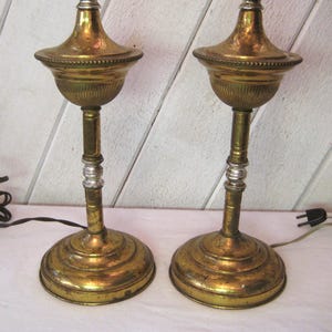 Coppia di lampade da tavolo vintage MCM in metallo dorato e ottone, rustiche e anticate, alte lampade da soggiorno, metà anni '50 e '60, boho decorative