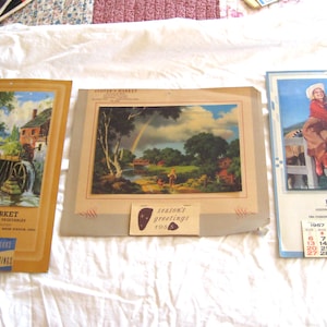 Vintage wandkalender jaren 1950, vintage reclame, 1955 jongen vissen regenboog, 1957 jonge cowgirl te paard, korenmolen paard en wagen
