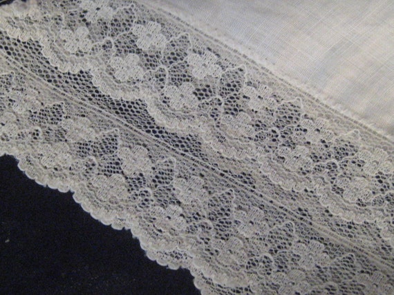 Collection of 3 vintage handkerchiefs, white lace… - image 4