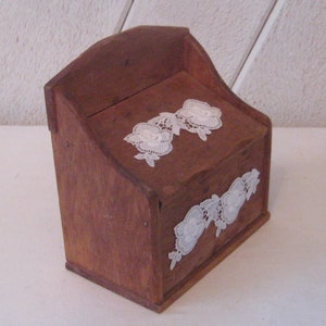 Caixa de receitas de madeira vintage, tampa articulada, renda branca decoupage floral, cartões de 3 x 5 polegadas, meados do século 50 e 60, casa de fazenda boho única