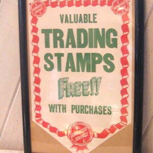 Cartello Vintage Trading Stamp, francobolli di trading di valore incorniciati, MCM metà secolo anni '50, cornice in plastica rossa verde nera, ABC Printing Chicago USA
