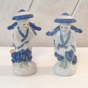 Vintage pair of Asian figurines, couple man woman statues, cobalt blue white, MCM mid century 60s 70s, collectible Chinoiserie chic