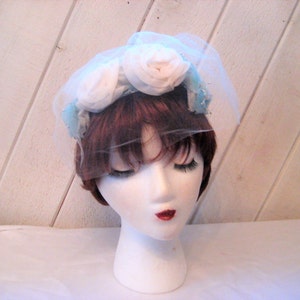 Blue white mini hat, floral Hat, veil hat, formal church hat, Sunday hat, mid century, 50s 60s zdjęcie 2