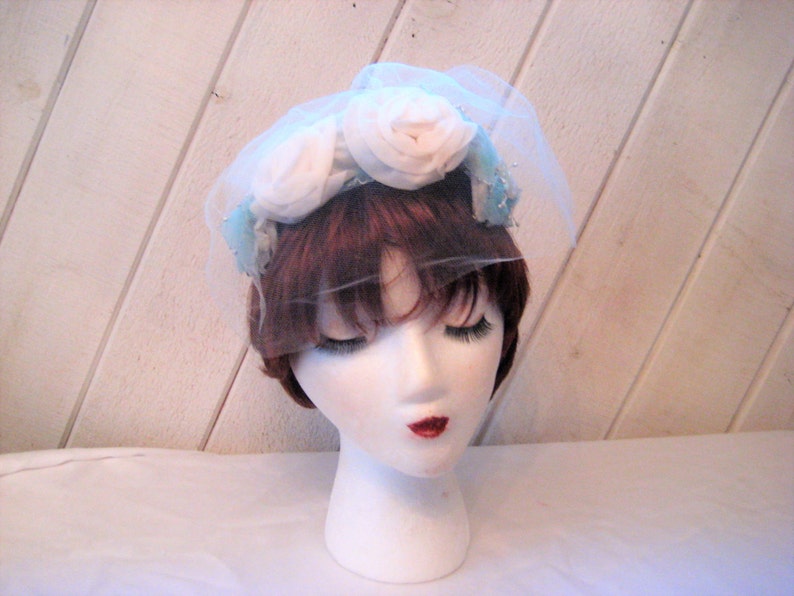 Blue white mini hat, floral Hat, veil hat, formal church hat, Sunday hat, mid century, 50s 60s zdjęcie 2