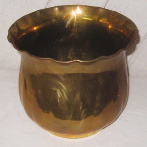 Vintage large brass indoor planter, 9.5 inches gold metal fluted planter, 1970s vintage tarnished brass decor, bohemian eclectic decor