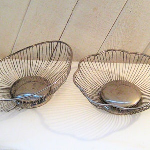 Vintage silverplated oval or round metal basket, scalloped bread basket, International Silver Co, 70s 80s, wire metal basket