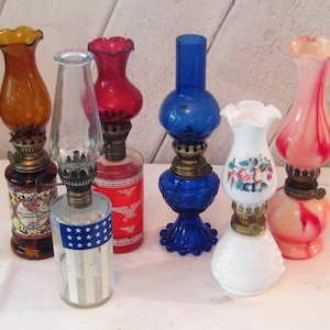 Vintage kleine olielampen, kerosinelantaarn, roze slakkenglas, kobaltblauw, amber, rode sterrenstrepen Americana, wit melkglas, midden van de eeuw