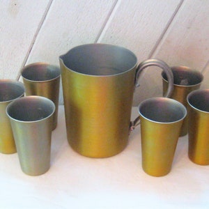 Pichet et gobelets en aluminium doré chartreuse du milieu du siècle, verres à eau en métal, milieu du siècle moderne, années 50 60, ensemble de pichet MCM 2 pintes, 10 oz