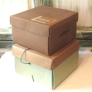 Par vintage de sombrereras cuadradas, caja de sombreros de cartón MCM Penneys Lazarus, verde marrón de mediados de siglo 50s 60s, almacenamiento en armario no perfecto