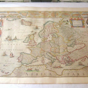 Vintage Reproduktion antiker Papierkarte von Europa in Latein, alte Weltwandkarte Italien Frankreich, 1970er Jahre gedruckt in originalen USA-Farben 40 x 50 cm