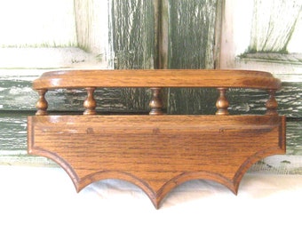 Vintage petite oak wood wall shelf, small single brown beige plate shelf, turned wood finials rim, scalloped, 70s 80s, colonial country