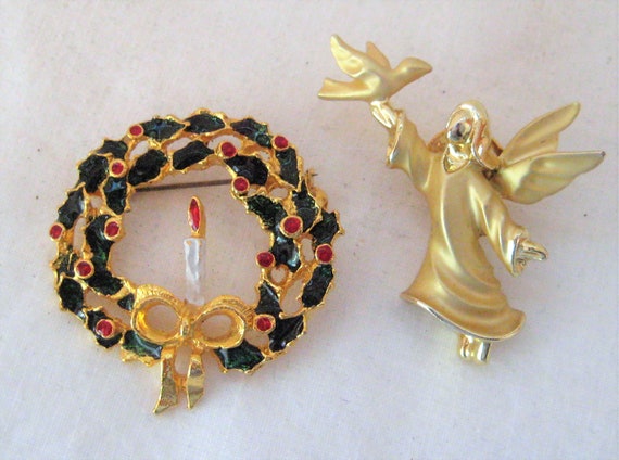 Pair of Christmas brooches, gold tone wreath with… - image 1