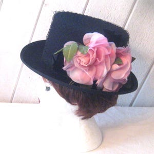 Vintage zwarte hoge dameshoed met gaas grote roze rozen, decoratieve omgeslagen rand, wolvilt, made in USA 80s 90s, 22" omtrek