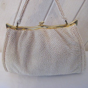 Bolso con cuentas con asa superior de marfil, asa de cadena de bolso de noche formal color crema, bolso pequeño espacioso de color blanquecino, mediados de siglo, década de 1950, bolso Corde-Bead,