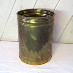 ヴィンテージ真鍮製屋内プランター、ゴールドメタルの背の高い樽型プランター、ヴィンテージの変色した真鍮の装飾、70年代80年代、直径7.5インチ、高さ10インチ