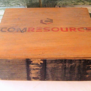 Caja de madera rústica vintage con tapa levantable, caja de recuerdos, caja de cartas de memoria, caja primitiva de madera grande 60s 70s rojo negro único en su clase