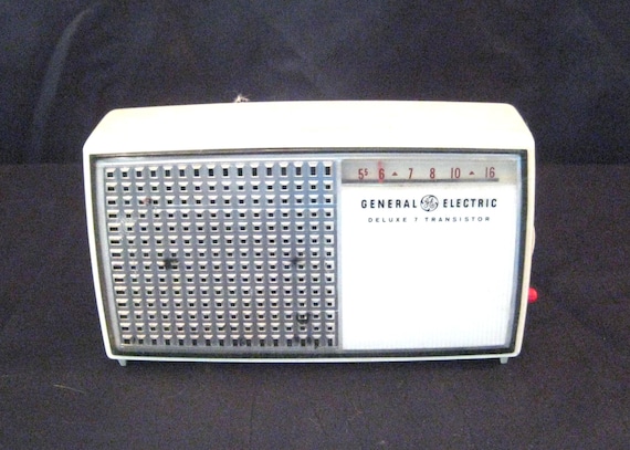 Radio de transistores AM vintage, pequeña radio portátil de viaje de  General Electric, elemento de visualización de accesorios de película que  no funciona MCM de mediados de siglo pequeño -  España