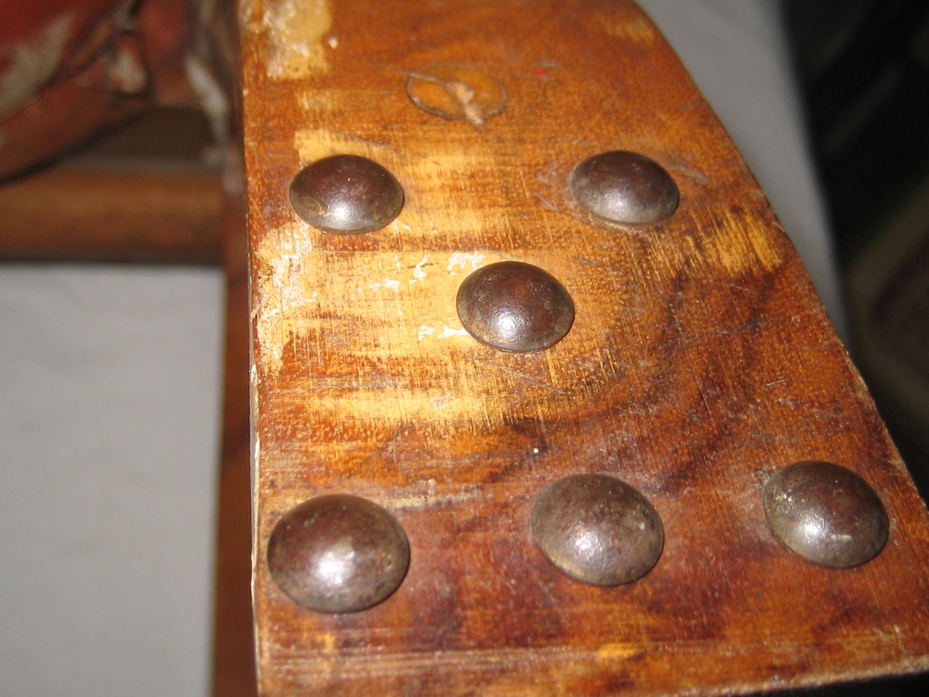 アンティークのラクダの鞍、素朴な木製の足置き、古びた素朴な布張りの