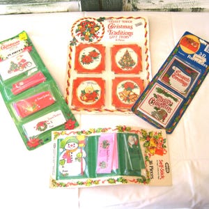Può includere: Diversi pacchetti di decorazioni natalizie per regali. I pacchetti includono etichette, cartelle in lamina 3D ed etichette regalo con disegni festivi come stelle di Natale, pupazzi di neve e Babbo Natale. I pacchetti sono in vari colori.