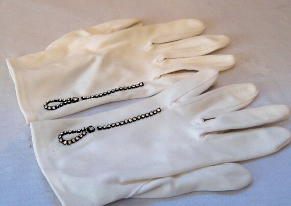 White short gloves, decorative silver black rhine… - image 5