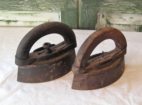 アンティーク雑貨 cast iron vintage Antique Sad Iron, Cast Metal, Wood Handle, Made in USA, Rusty Cast