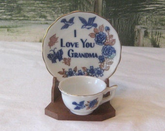 Vintage kleines Teetassen-Untertassen-Set, I Love You Grandma, weiß kobaltblau braun, Bluebirds-Kunststoffständer, Mitte des Jahrhunderts, hergestellt in Japan, Geschenk für