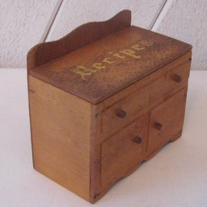 Scatola per ricette in legno vintage, coperchio sollevabile, schede da 3 x 5 pollici, forma del comò smerlato, metà del secolo anni '50 e '60, ripostiglio da cucina retrò