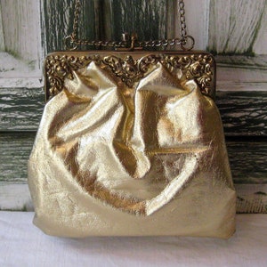Vintage kleine goldene Handtasche, Vinyl Kettentasche oben Henkeltasche, formelle Abendtasche, reich verziertes filigranes Messing, 50er 60er Jahre, viktorianisch