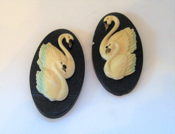 白鳥の飾り板 2 枚、陶器の石膏の飾り板、バスルームの装飾、チョーク