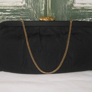 Embrague de tela negra con asa de cadena, bolso de noche, bolso formal, asa de cierre de tono dorado, decoración ornamentada, mediados de siglo, años 50 60