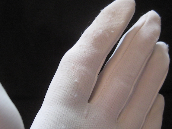 Vintage white short summer gloves, nylon stretch … - image 3