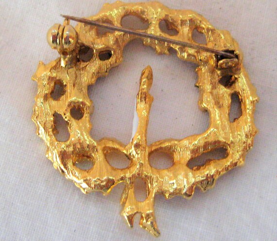 Pair of Christmas brooches, gold tone wreath with… - image 5