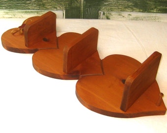 Mensole da parete in legno vintage, cuori a tre ripiani piccoli ripiani in legno massello di pino marrone, anni '80 e '90, profondità di laurea, arredamento della fattoria di campagna